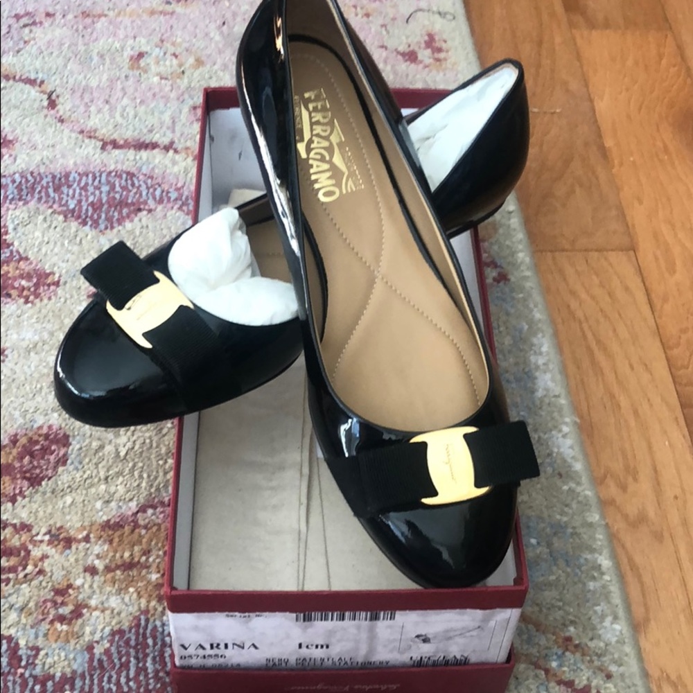 Salvatore Ferragamo black patent Varina flats